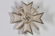 Allg. militärische Auszeichnungen 2. Weltkrieg
 Kriegsverdienstkreuz 1. Klasse mit Schwertern, OEK 3833, im schwarzen LDO-Etui, ehemals weiße Samtein...