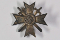 Allg. militärische Auszeichnungen 2. Weltkrieg
 Kriegsverdienstkreuz 1. Klasse mit Schwertern, OEK 3833, im schwarzen Verleihungsetui mit silbernen K...