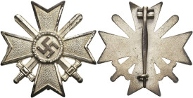 Allg. militärische Auszeichnungen 2. Weltkrieg
 Kriegsverdienstkreuz 1. Klasse mit Schwertern, mit Hersteller auf Nadel "L/15?", OEK 3833, Zustand 2....