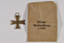 Allg. militärische Auszeichnungen 2. Weltkrieg
 Kriegsverdienstkreuz 2. Klasse, in Verleihungstüte, Verleihungstüte mit Aufdruck "August G. Tham Gabl...