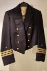 Uniformen 3. Reich und 2. Weltkrieg
 Kriegsmarine Kleidernachlass eines ehemaligen Korvettenkapitän, dabei Mantel aus dunkelblauem Tuch, mit Schulter...