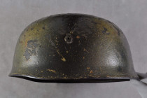 Kopfbedeckungen 3. Reich und 2. Weltkrieg
 Luftwaffe, Stahlhelm für Fallschirmjäger ohne Emblem, Tarnlackierung zu 50% erhalten, an der Seite gestemp...