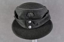 Kopfbedeckungen 3. Reich und 2. Weltkrieg
 Waffen SS, Feldmütze für Führer, feldgrauer Wollstoff mit silbernem Deckelvorstoß, vorne und seitlich masc...