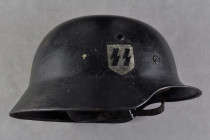 Kopfbedeckungen 3. Reich und 2. Weltkrieg
 Waffen-SS, Stahlhelm M40 mit einem Emblem, schwarz lackierte Glocke mit eingenieteten Luftlöchern, an der ...