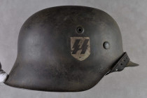 Kopfbedeckungen 3. Reich und 2. Weltkrieg
 Waffen-SS, Stahlhelm M42 mit einem Emblem, grün lackierte Glocke mit eingenieteten Luftlöchern, im Nacken ...