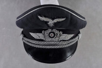 Kopfbedeckungen 3. Reich und 2. Weltkrieg
 Wehrmacht Luftwaffe, Schirmmütze für Offiziere, Korpus aus feinem luftwaffenblauen Gabardine mit schwarzem...