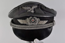 Kopfbedeckungen 3. Reich und 2. Weltkrieg
 Wehrmacht Luftwaffe, Schirmmütze für Offiziere, Korpus aus feinem luftwaffenblauen Gabardine mit schwarzem...