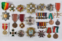 Ausländische Orden und Ehrenzeichen nach 1871
 Lot von 32x Auszeichnungen/Orden/Bruststernen, dabei u.a. Rumänien, Österreich und Spanien, viele am B...