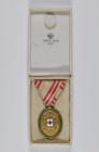 Ausländische Orden und Ehrenzeichen nach 1871
 Österreich, Rotes Kreuz, Ehrenmedaille 1864-1914 "Patriae ac Humanitati 1864-1914 K. D.", vergoldet, t...