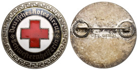 Kleinabzeichen, Mitgliedsnadeln 1871-1945
 Deutsches Rotes Kreuz, Brosche "Schwesternhelferin" 1. Form, emailliert, rückseitig mit "GES.GESCH.", waag...
