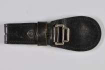 Waffen-SS, SS-Verfügungstruppe, Schutzstaffel
 Gürtelhänger Leder, Stempel "SS 48/38 RZM", Zustand 2.

Belt pendant leather, cancel "SS 48 / 38 RZM...