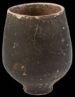 Varia
 Becher aus weißem Ton mit schwarz-braunem Überzug; kleine Bruchstellen am Rand und Fuß, sonst sehr schön, Höhe ca. 9 cm, Durchmesser max. ca. ...