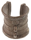 Varia
 Bronzemanille als Armschiene mit reichen Verzierungen und Applikationen, 225 g, vermutlich spätes 19. oder frühes 20. Jahrhundert.

Bronzema...