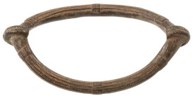 Varia
 Bronzene Fußmanille der Senufo oder Guin in Bootsform mit ringförmigen Verzierungen der Enden und gemustertem Korpus, 298 g, vermutlich spätes...