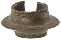 Varia
 Bronzene Kugelmanille in Hohlform (sogenannte "Mossikugel") mit durchgehenden Verzierungen am oberen und am unteren Rand sowie einer sehr brei...