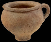 Varia
 Einhenkliger Topf aus beigefarbenem Ton, Höhe ca. 10 cm, Durchmesser max. ca. 13 cm.

Einhenkliger jar from beige coloured note, height appr...