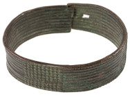 Varia
 Feine flache Bronzemanille als Armband, durchgehendes Rillenmuster, 112 g, vermutlich spätes 19. oder frühes 20. Jahrhundert.

Fine flat Bro...
