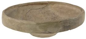 Varia
 Große Schale aus gelbbraunem Ton, H ca. 8 cm, O ca. 26 cm, restauriert.

Large bowl from yellow brown note, H approximate 8 cm, O approximat...