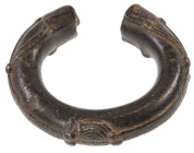 Varia
 Interessante kleine Bronzemanille aus dem Kongobecken mit stilisierter Krokodildarstellung, 346 g, vermutlich spätes 19. oder frühes 20. Jahrh...