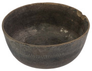 Varia
 Kleine Schale aus braunem Ton, geklebte Bruchstelle, kleine Beschädigung am Rand, Höhe ca. 3 cm; Durchmesser max. ca. 7,5 cm.

Small bowl fr...
