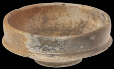Varia
 Kleine Schale aus weißem Ton mit rötlichem Überzug, feiner Haarriss, kleinere Schäden am Rand, Höhe ca. 2,5 cm, Durchmesser max. ca. 6,5 cm.
...