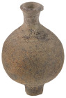 Varia
 Kleine Vase aus graubraunem Ton, H ca. 12 cm, O ca. 8 cm, kleine Kerbe am Rand.

Small vase from gray brown note, H approximate 12 cm, O app...