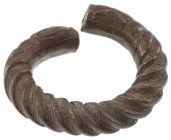 Varia
 Kleine aufgebogene Bronzemanille mit grobem und schräg verdrehtem Spiralmuster, 262 g, vermutlich spätes 19. oder frühes 20. Jahrhundert.

S...
