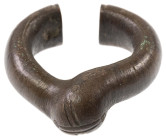 Varia
 Kleine bronzene Knotenmanille mit Verzierungen, 484 g, vermutlich spätes 19. oder frühes 20. Jahrhundert.

Small bronze Knotenmanille with o...