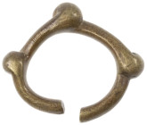 Varia
 Kleine bronzene Knotenmanille mit drei verschlungenen Knoten und Strichverzierungen, 191 g, vermutlich spätes 19. oder frühes 20. Jahrhundert....