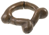 Varia
 Kleine bronzene Knotenmanille mit drei verschlungenen Knoten und Strichverzierungen, 265 g, vermutlich spätes 19. oder frühes 20. Jahrhundert....