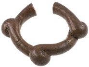Varia
 Kleine kupferne Knotenmanille mit drei verschlungenen Knoten und Strichverzierungen, 401 g, vermutlich spätes 19. oder frühes 20. Jahrhundert....