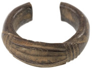 Varia
 Kleine runde Bronzemanille mit langen Zierrillen, 209 g, vermutlich spätes 19. oder frühes 20. Jahrhundert.

Small round Bronzemanille with ...