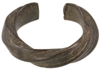 Varia
 Kleine tordierte Bronzemanille mit Verzierungen, 215 g, vermutlich spätes 19. oder frühes 20. Jahrhundert, Enden leicht verbogen.

Small twi...