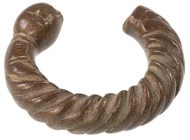 Varia
 Kleine tordierte Kupfermanille mit einem kugeligen Endknauf, 288 g, vermutlich spätes 19. oder frühes 20. Jahrhundert.

Small twisted Kupfer...