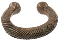 Varia
 Kupfermanille mit feinen schrägen Spiralrillen und aufgesetzten Knaufenden, 576 g, vermutlich spätes 19. oder frühes 20. Jahrhundert.

Kupfe...
