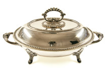 Varia
 Lot versilbertes Tafelaufsatz: Jugendstil ovale Servierschale auf vier Füßen mit Haube und abnehmbarer Griff, gemarkt "Atkin Brothers", Sheffi...