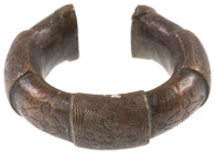 Varia
 Reich verzierte Kupfermanille mit aufgesetzten Feldern, 406 g, vermutlich spätes 19. oder frühes 20. Jahrhundert.

Reich adorned Kupfermanil...
