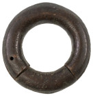 Varia
 Runde Verschlussmanille aus Kupfer ohne Dekor, 843 g, vermutlich spätes 19. oder frühes 20. Jahrhundert. ex Müller Solingen 9.5.2003

Round ...