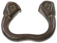 Varia
 Schlanke verzierte Bronzemanille mit verzierten und eckigen aufgesetzten Knaufenden, 678 g, vermutlich spätes 19. oder frühes 20. Jahrhundert....