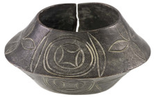 Varia
 Schwere breite Kupfermanille, "Untertassenform" mit dunkelgrüner Patina, fast geschlossen mit floralen und geometrischen Strichmustern, 785 g,...