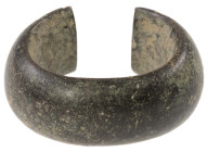 Varia
 Schwere kleine Bronzemanille, feines Muster, schöne Patina, 553 g, vermutlich spätes 19. oder frühes 20. Jahrhundert.

Heavy small Bronzeman...