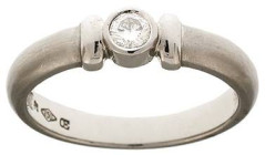 Ringe
 Solitär-Brillant-Ring, 950 Platin, punziert, Brillant von ca. 0,15ct, gemarkt "OE", 5,3g, EU Größe 54.

Solitarily brillant ring, 950 Platin...