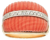 Ringe mit Steinbesatz
 Brillant Korallenring, 750 Gelbgold, fein reliefierte Koralle gespannt von 22 Brillanten zus. ca. 0,22ct, 11,7g, RW EU 57.

...