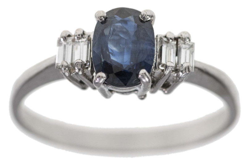 Ringe mit Steinbesatz
 Diamant-Saphir-Ring, 585er Weißgold, 4 Diamanten in Bagu...