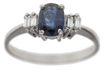 Ringe mit Steinbesatz
 Diamant-Saphir-Ring, 585er Weißgold, 4 Diamanten in Baguette Schliff ca. 0,12ct, RW 60, ca. 3,12g.

Diamond sapphire ring, 5...