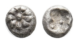 IONIA. Erythrai. (Circa 480-450 BC). AR Tetartemorion.
Obv: Rosette.
Rev: Rosette of eight petals within incuse square.
Condition: EF.
Weight: 0.1...