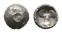 IONIA. Uncertain. (4th-3rd century BC). Possibly Magnesia ad Maeandrum. AR Tetartemorion.
Obv: OE-like monogram or wreath with three ties below
Rev: T...