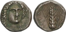Ancient Greece
Estátera. 330-290 a.C. METAPONTO. LUCANIA. Anv.: Cabeza de Deméter envuelta mirando ligeramente hacia la derecha, con arete colgante t...