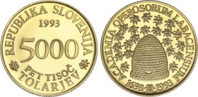 World Coins
5.000 Tolarjev. 1993. 7,03 grs. AU. 300 Aniverserio Operosorum Labacensium Academy: Colmena. En presentación original con certificado. Fr...