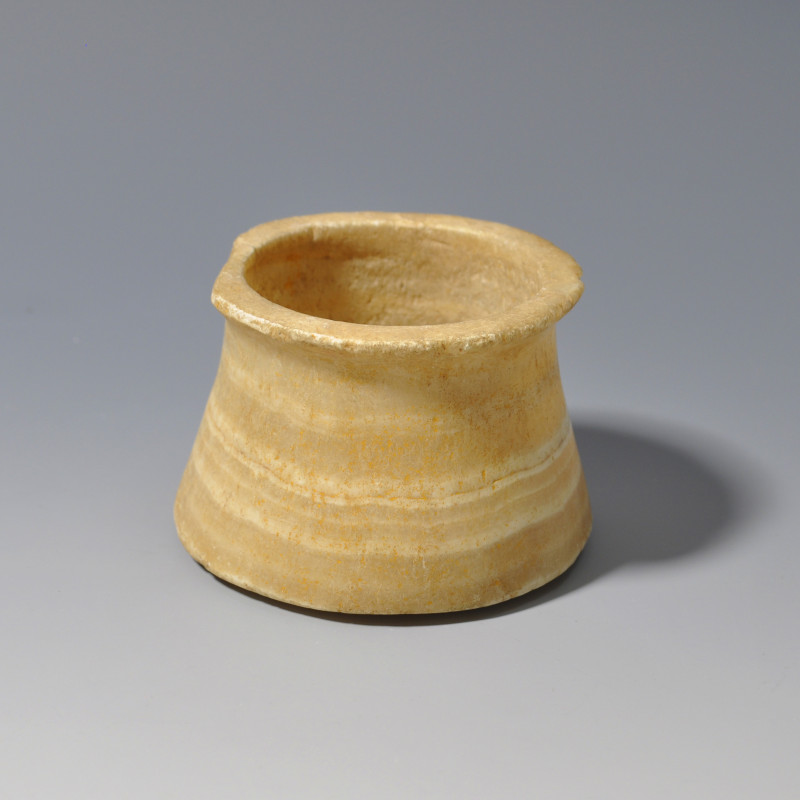 ARQUEOLOGÍA. BACTRIA-MARGIANA. Vaso (2400-1600 a.C.). Alabastro. Altura 5,5 cm. ...